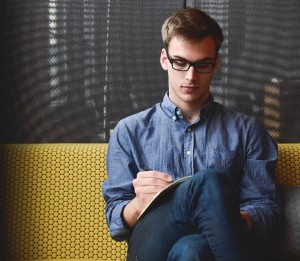 Junger Gründer: mit vielen Herausforderungen konfrontiert (Foto: pixabay.com, StartupStockPhotos)