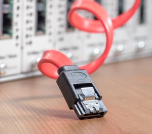 Server mit Netzwerk-Kabel: Schatten-IT ist Problem für KMU (Foto: pixabay.com, blickpixel)