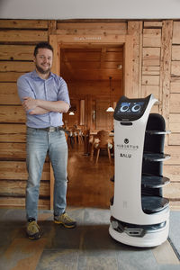 Marc Traubel vom Hubertus Mountain Refugio mit seinem BellaBot