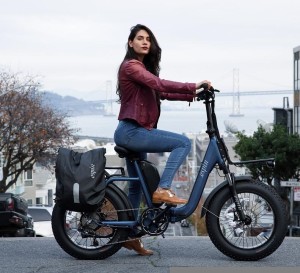 Frau mit E-Bike: Unfallrisiko steigt bei Jüngeren (Foto: pixabay.com, u_d7hddm5o)