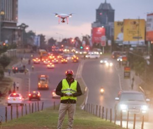 Einsatz von Datensammel-Drohnen in Nairobi (Foto: Dan Muniu/werobotics.org)