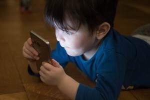 Junge mit einem Smartphone: oft zu viel Zeit vor dem Bildschirm (Foto: pixabay.com, Andi Graf)