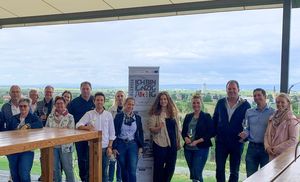 Gruppenfoto im Weingut Allacher Vinum Pannonia (© Tourismusverband Nordburgenland)