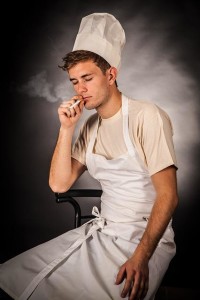 Rauchender Koch: Social Web verführt auch bisher Abstinente (Foto: Robert Prax, pixabay.com)