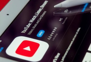 YouTube: Portal ist sehr stark auf Werbung ausgelegt (Foto: unsplash.com, Souvik Banerjee) YouTube: Portal ist sehr stark auf Werbung ausgelegt (Foto: unsplash.com, Souvik Banerjee)