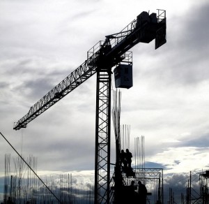 Baukran: Dunkle Wolken breiten sich über der deutschen Wirtschaft aus (Foto: pixabay.com, tpeluffo)