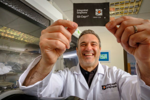Chefentwickler Marco Caffio mit einem Bauteil aus Graphenschaum (Foto: integratedgraphene.com)
