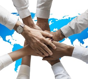 Zusammen stark: Beteiligungsprogramme binden Mitarbeiter (Foto: pixabay.com, geralt)