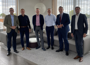 Management von 3i und xSuite besiegeln ihre neue Partnerschaft. Foto: xSuite Group