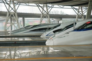 Chinesische Hochgeschwindigkeitszüge im Bahnhof (Foto: PublicDomainPictures, pixabay.com)