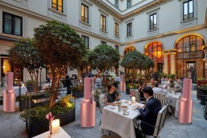 Restaurant im Außenbereich mit rosa Kühlsystemen von Green Kinoko (Foto: green-kinoko.com)