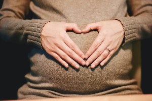 Schwangere: Abtreibungsbeschränkungen treffen Frauen wirtschaftlich (Foto: StockSnap, pixabay.com)
