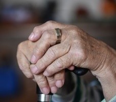 Alte Hände: Atemwegsinfektionen sind in der Langzeitpflege ein Problem (Foto: pixabay.com, Alexa) Alte Hände: Atemwegsinfektionen sind in der Langzeitpflege ein Problem (Foto: pixabay.com, Alexa)