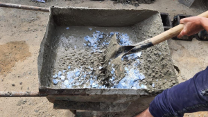 Experiment: zerkleinerte Masken werden mit Beton vermischt (Foto: rmit.edu.au) Experiment: zerkleinerte Masken werden mit Beton vermischt (Foto: rmit.edu.au)