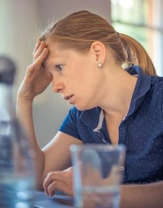 Genervt: Ältere Erwachsene können mit Unterbrechungen schwerer umgehen (Foto: pixabay.com, Pexels)