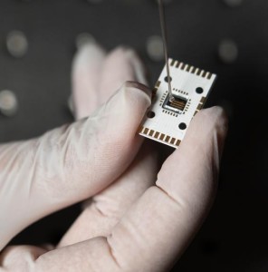Der neue hochsensible Sensorchip in einem Plastikgehäuse (Foto: Hurnaus, tuwien.at)