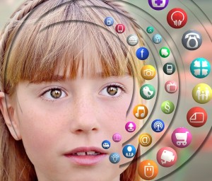 Mädchen: Sozialschwächere frönen eher sozialen Medien (Foto: geralt, pixabay.com)