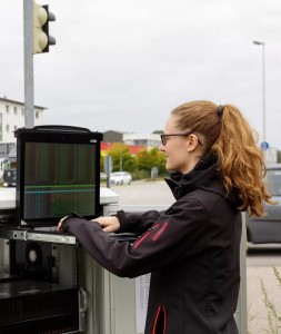 TUM-Wissenschaftlerin Leah Strand überprüft Technik an einer Schilderbrücke (Foto: tum.de)