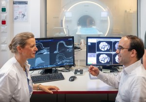 Medizinerin Eva Maria Fallenberg mit Wissenschaftler im Austausch (Foto: tum.de, Andreas Heddergott) Medizinerin Eva Maria Fallenberg mit Wissenschaftler im Austausch (Foto: tum.de, Andreas Heddergott)