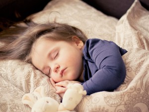 Schlafendes Mädchen: Kinder leiden bei Ekzemen unter Juckreiz (Foto: pixabay.com, Daniela Dimitrova)
