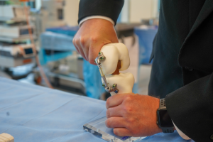 So sieht der neue Hightech-Stoßdämpfer für das Knie aus (Foto: wexnermedical.osu.edu)