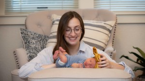 Emily mit ihrem Baby Robbie, dem erstbehandelten Säugling (Foto: health.ucdavis.edu)