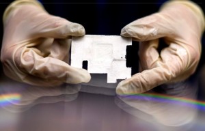 Prototyp eines Keramik-Kühlkörpers (Foto: Matthew Modoono, northeastern.edu) Prototyp eines Keramik-Kühlkörpers (Foto: Matthew Modoono, northeastern.edu)