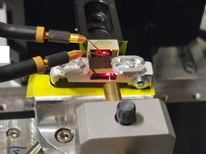 Laser macht Strahlen von der Faser in den Lichtwellenleiter und Reflexion sichtbar (Foto: empa.ch)