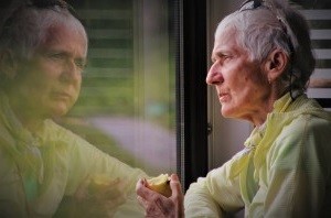 Alte Frau: Alzheimer zerstört allmählich das Gedächtnis (Foto: pixabay.com, pasja1000)