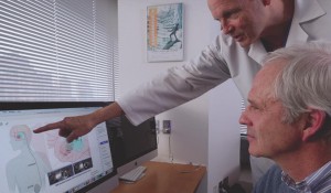 Arzt erläutert einem Patienten das neue System ( Foto: cuimc.columbia.edu)
