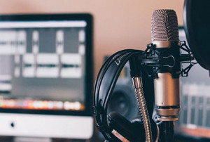 Im Studio: Podcasts sind in den USA auf dem Vormarsch (Foto: unsplash.com, Will Francis) Im Studio: Podcasts sind in den USA auf dem Vormarsch (Foto: unsplash.com, Will Francis)