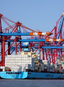 Containerschiff: Probleme in der Lieferkette bremsen Wirtschaft aus (Foto: pixabay.com, makabera)