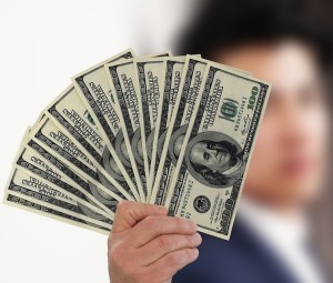 Dollar-Noten: Für die Altersvorsorge bleibt in den USA weniger übrig (Bild: gerald, pixabay.com)