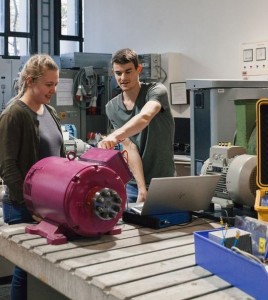 Forscher üben SFRA-Fehlerdiagnose an rotierenden Maschinen aus (Foto: hm.edu)