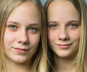 Zwillinge: Trotz gleicher Gene entwickeln sie sich verschieden (Foto: Szilárd Szabó, pixabay.com)
