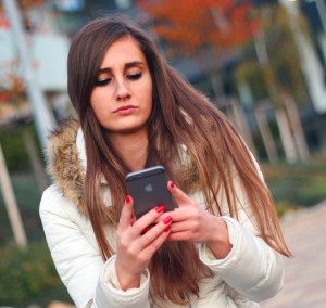 Junge Frau und Smartphone: Viele greifen dafür tief in die Tasche (Foto: pixabay.de, JESHOOTS-com)