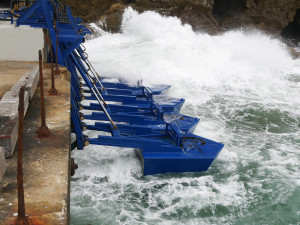 Auf den Wellen tanzende Schwimmer erzeugen nutzbaren Strom (Foto: ecowavepower.com)