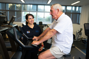 Krebspatient auf dem Heimtrainer: Sport verändert Körperchemie (Foto: ecu.edu.au)