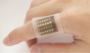 Neues Sensorpflaster am Finger: erkennt schwere Erkrankungen (Foto: Xiaoxiang Gao, ucsd.edu)
