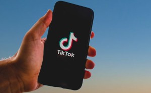 TikTok auf dem Smartphone: einfacher als ein Arztbesuch (Foto: pixabay.com, Nitish Gupta)