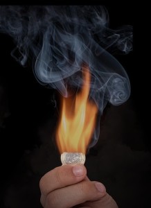 Brennender Euro: Inflation bleibt auch 2023 hoch (Bild: Alexandra_Koch, pixabay.com)