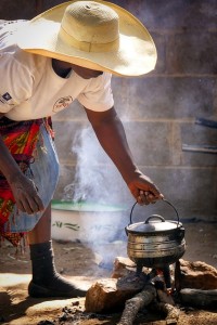Offene Kochstelle in Afrika: Umrüstung durch moderne Öfen ratsam (Foto: Albrecht Fietz, pixabay.com)