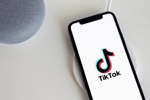 TikTok: Social-Media-Plattform soll nicht gefährlicher sein als andere (Foto: pixabay.com, antonbe)