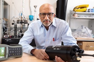 Forscher Supratik Guha mit Sensor in seinem Labor (Foto: John Zich, pme.uchicago.edu)
