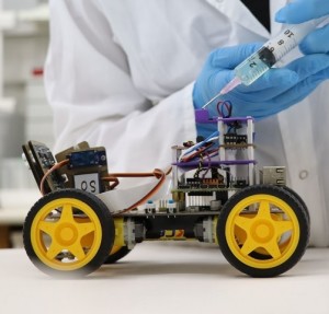 Roboter mit biologische Nase vor dem Einsatz im Labor (Foto: english.tau.ac.il)