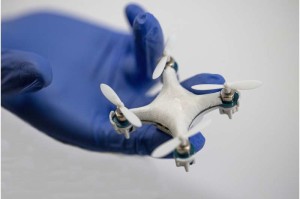 Drohne mit einem Rumpf, der Viren detektieren kann (Foto: Fio Omenetto, tufts.edu)