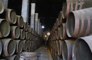 Speziell designte Lagerhalle: Hier reifen die schmackhaften Sherry-Weine (Foto: upm.es)