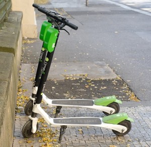 E-Roller: Unternehmen können Möbilitätsverhalten beeinflussen (Foto: pixabay.com, vjkombajn)