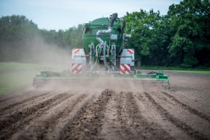 Landwirt beim Düngen seiner Felder: Ammoniak-Herstellung wird 