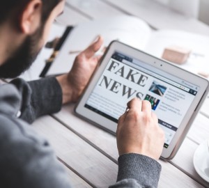 Mann mit Tablet: Fake News im Internet als Gefahrenquelle (Foto: pixabay.com, memyselfaneye )